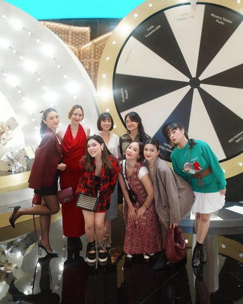 Potret Terbaru Anissa Aziza, Dipuji Cantik Bak Super Model dengan Blazer Maroon