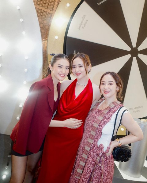 Potret Terbaru Anissa Aziza, Dipuji Cantik Bak Super Model dengan Blazer Maroon