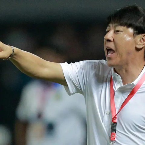 Pelatih Timnas Indonesia, Shin Tae-yong, sedang memberikan instruksi saat latihan Timnas Indonesia jelang menghadapi Kamboja pada Piala AFF 2022 di Stadion Gelora Bung Karno, Selasa (20/12/20
