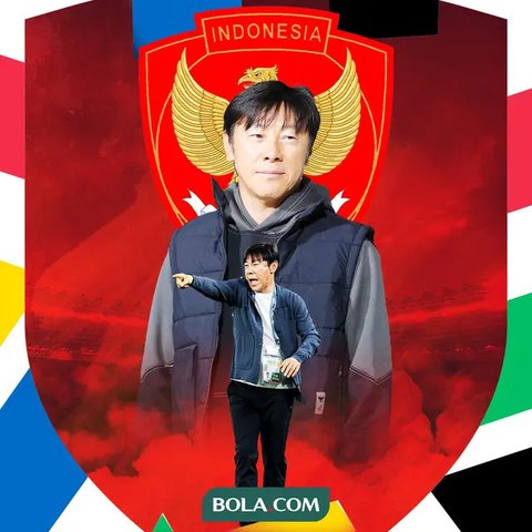 Pelatih Timnas Indonesia, Shin Tae-yong, sedang memberikan instruksi saat latihan Timnas Indonesia jelang menghadapi Kamboja pada Piala AFF 2022 di Stadion Gelora Bung Karno, Selasa (20/12/20