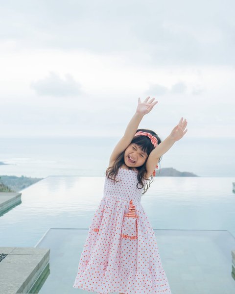 Potret Gemas dan Lucunya Chloe, Anak Asmirandah yang Sudah Pintar Pose