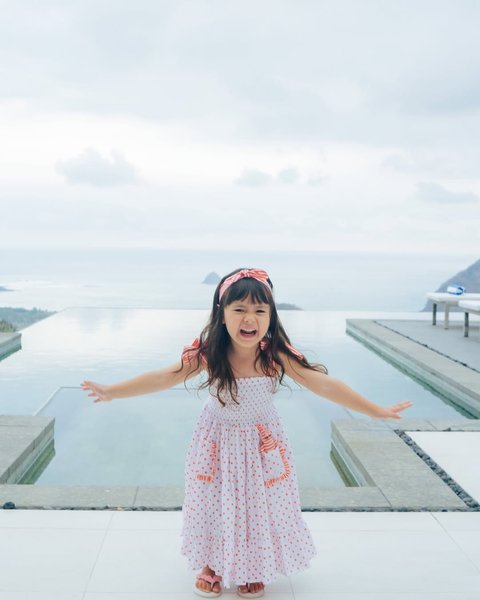 Potret Gemas dan Lucunya Chloe, Anak Asmirandah yang Sudah Pintar Pose