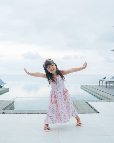 Potret Gemas dan Lucunya Chloe, Anak Asmirandah yang Sudah Pintar Pose