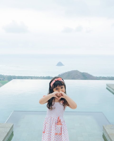 Potret Gemas dan Lucunya Chloe, Anak Asmirandah yang Sudah Pintar Pose