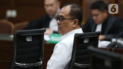 Di antaranya, bermerek Dior, Gucci, hingga Hermes. Sementara aset mewah lainnya, disimpan di dalam koper besar.  (Liputan6.com/Johan Tallo)