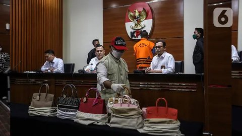 Di antaranya, bermerek Dior, Gucci, hingga Hermes. Sementara aset mewah lainnya, disimpan di dalam koper besar.  (Liputan6.com/Johan Tallo)