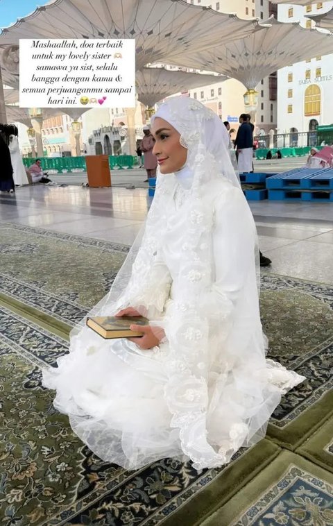 Pernikahan Zumi Zola dan Putri Zulhaz di Madinah (Sumber: Instagram/zumizolazulkiflinurdin)
