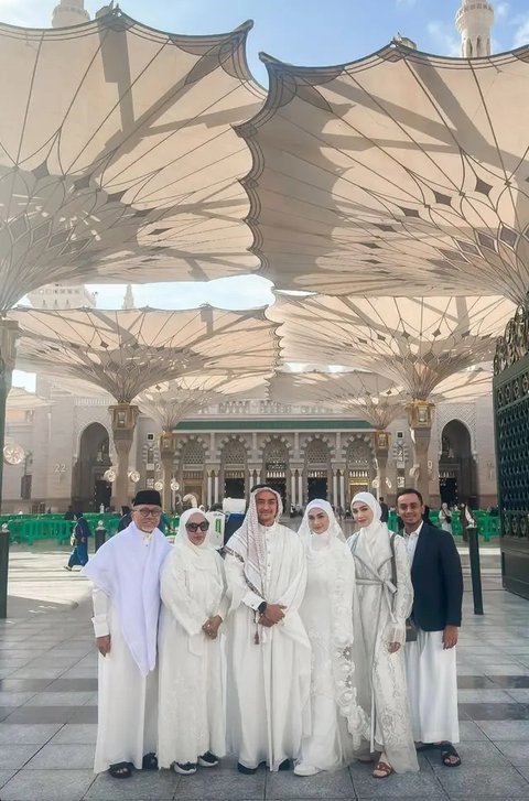 Pernikahan Zumi Zola dan Putri Zulhaz di Madinah (Sumber: Instagram/zumizolazulkiflinurdin)