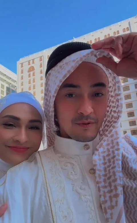 Pernikahan Zumi Zola dan Putri Zulhaz di Madinah (Sumber: Instagram/zumizolazulkiflinurdin)