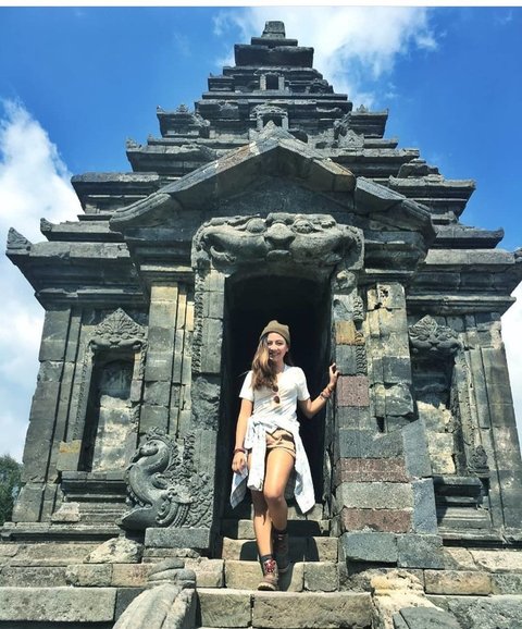 Meski kini telah tinggal di luar negeri, Nadia Vega tetap bolak-balik ke Indonesia untuk menemui keluarga tercinta.