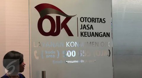 Petugas tengah melakukan pelayanan call center di Kantor Otoritas Jasa Keuangan (OJK), Jakarta. (Liputan6.com/Angga Yuniar)
