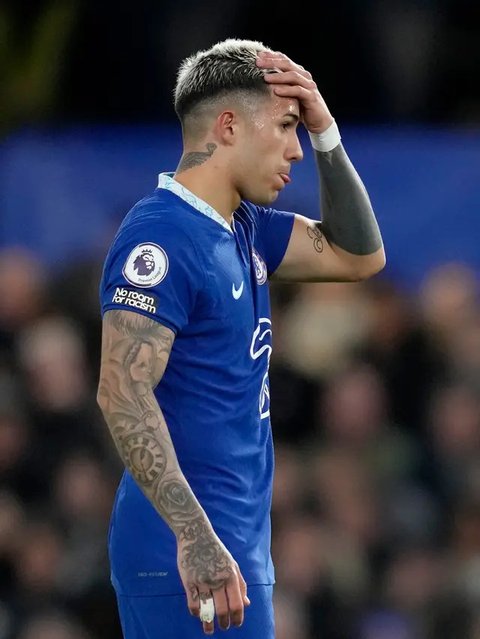 Aksi gelandang Chelsea, Enzo Fernandez saat menghadapi Fulham pad alaga Lga Inggris 2022/2023 di Stamford Bridge, London (3/2/2023). Enzo Fernandez dilepas ke Chelsea pada tengah musim 2022/2
