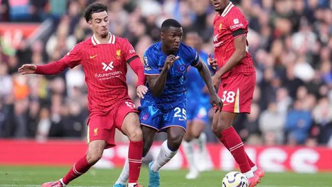 Aksi gelandang Chelsea, Enzo Fernandez saat menghadapi Fulham pad alaga Lga Inggris 2022/2023 di Stamford Bridge, London (3/2/2023). Enzo Fernandez dilepas ke Chelsea pada tengah musim 2022/2