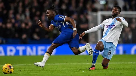 Aksi gelandang Chelsea, Enzo Fernandez saat menghadapi Fulham pad alaga Lga Inggris 2022/2023 di Stamford Bridge, London (3/2/2023). Enzo Fernandez dilepas ke Chelsea pada tengah musim 2022/2