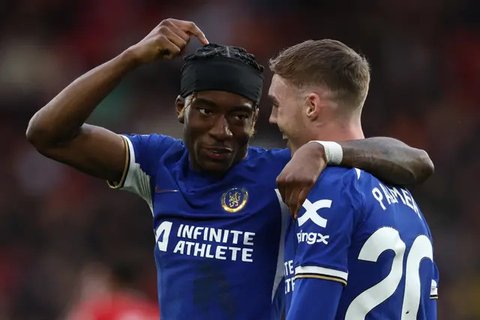 Aksi gelandang Chelsea, Enzo Fernandez saat menghadapi Fulham pad alaga Lga Inggris 2022/2023 di Stamford Bridge, London (3/2/2023). Enzo Fernandez dilepas ke Chelsea pada tengah musim 2022/2