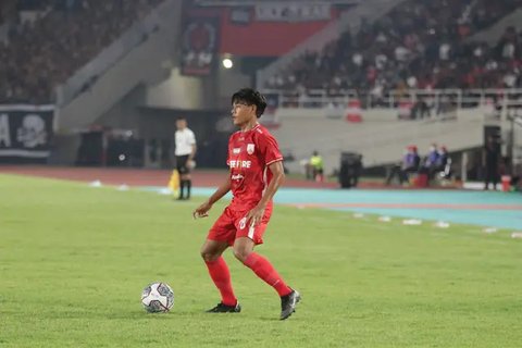 Aksi pemain muda Persis Solo, Zanadin Fariz saat bermain melawan PSS Sleman di Stadion Manahan, Sabtu (11/6/2022). (dok. Persis Solo)