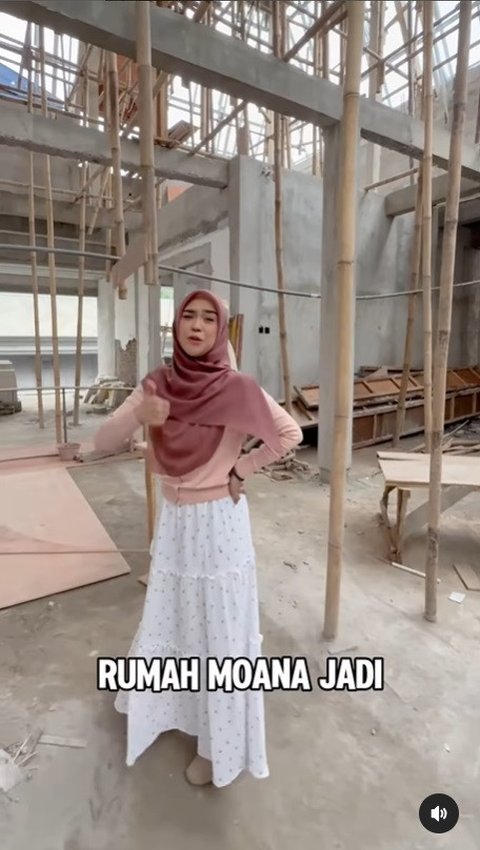 Belum 100% jadi, namun rumah ini sudah perlihatkan sisi kemegahan serta kemewahannya.