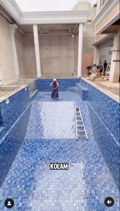 Bahkan, saking dalamnya ia menyebut kolam ini sedalam samudra.