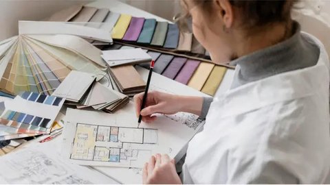 Wanita yang sedang melakukan pekerjaan (freepik).