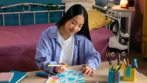 Wanita yang sedang melakukan pekerjaan (freepik).