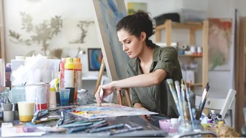 Wanita yang sedang melakukan pekerjaan (freepik).