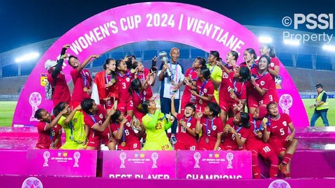 Para pemain Timnas Indonesia Putri merayakan gelar juara Piala AFF Wanita 2024 setelah mengalahkan Kamboja 3-1 pada laga final yang berlangsung di New Laos National Stadium, Vientiane, Kamis