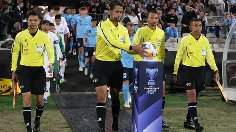 Empat wasit Indonesia memimpin laga Sanfreece Hiroshima melawan Eastern di AFC Champions League 2 2024/2025, Kamis (5/12/2024). (Tangkapan Layar Youtube AFC Hub)