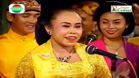 Yati Pesek ikut melayat dan mengantarkan almarhumah Djudju ke pemakaman. (Foto: Reza Kuncoro)
