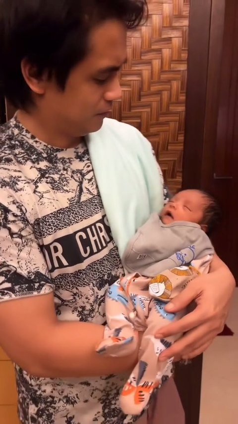 Kini Punya Bayi, 7 Potret Jennifer Jill dan Ajun Perwira yang Tengah Bahagia - Begadang saat Anak Terbangun