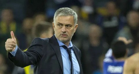 Aksi pelatih Manchester United, Jose Mourinho (kiri) dan pelatih  Manchester City, Pep Guardiola (R) saat menyaksikan anak asuhnya berlaga pada laga Premier League di Old Trafford, Manchester
