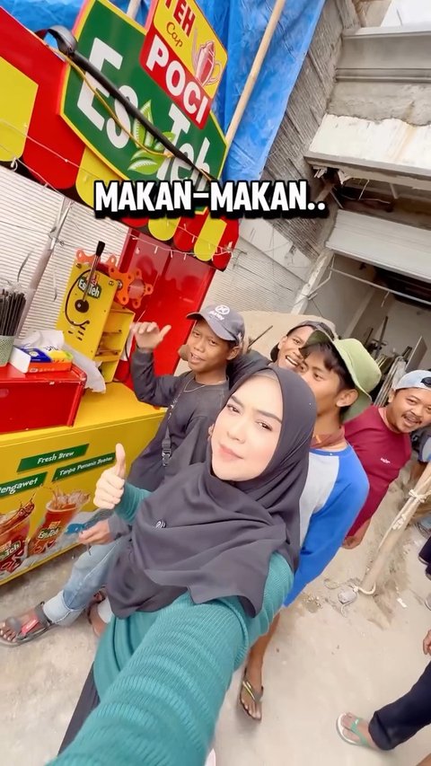 Momen Ria Ricis Traktir Tukang Bangunan di Rumah Barunya