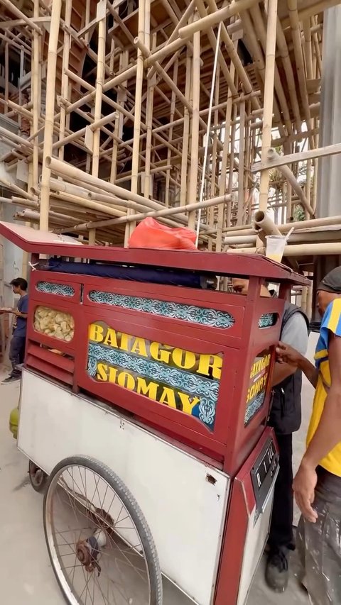 Momen Ria Ricis Traktir Tukang Bangunan di Rumah Barunya