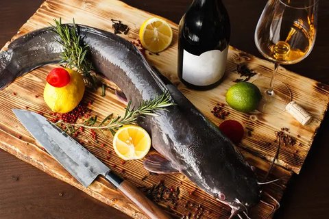 Ilustrasi membersihkan ikan./Copyright shutterstock.com/g/daffodilred