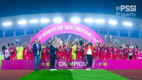 Pelatih Timnas Indonesia Putri, Satoru Mochizuki (tengah) mengangkat trofi bersama para pemainnya saat merayakan gelar juara Piala AFF Wanita 2024 setelah mengalahkan Kamboja 3-1 pada laga fi