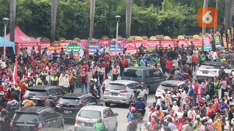 Pelatih Timnas Indonesia Putri, Satoru Mochizuki (tengah) mengangkat trofi bersama para pemainnya saat merayakan gelar juara Piala AFF Wanita 2024 setelah mengalahkan Kamboja 3-1 pada laga fi