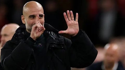 Ekspresi bahagia pelatih Manchester City, Pep Guardiola saat merayakan gol yang dicetak oleh Jeremy Doku ke gawang Nottingham Forest pada laga lanjutan Liga Inggris 2024/2025 di Etihad Sta