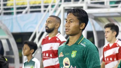Pemain Persebaya Surabaya berkumpul untuk mendengarkan briefing dari pelatih Paul Munster sebelum menjalani latihan. (Bola.com/Aditya Wany)