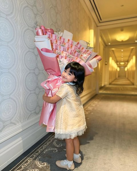 Potret Dinner Ria Ricis Dinner Mewah Bareng Moana, Bawa Bucket Uang dan Pamer Wajah Bahagia