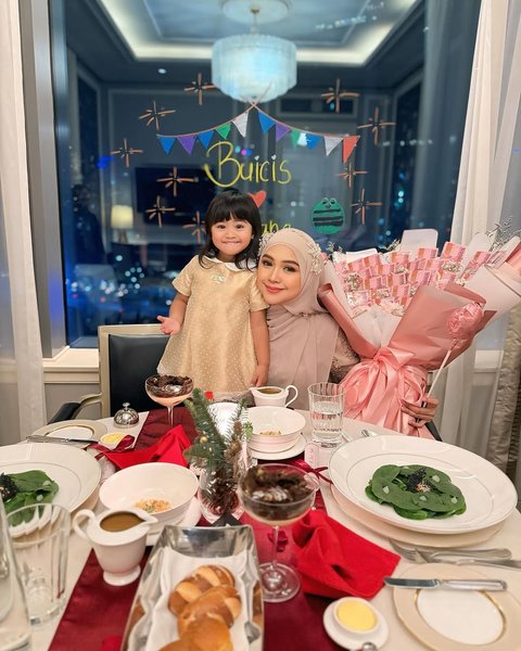 Potret Dinner Ria Ricis Dinner Mewah Bareng Moana, Bawa Bucket Uang dan Pamer Wajah Bahagia