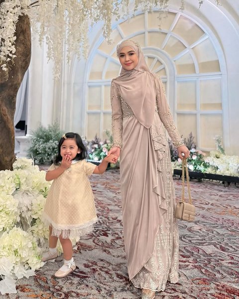 Potret Dinner Ria Ricis Dinner Mewah Bareng Moana, Bawa Bucket Uang dan Pamer Wajah Bahagia