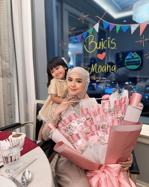 Potret Dinner Ria Ricis Dinner Mewah Bareng Moana, Bawa Bucket Uang dan Pamer Wajah Bahagia