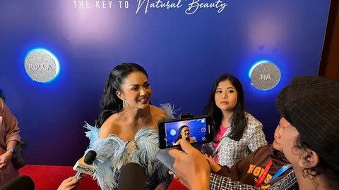 Krisdayanti saat Menjadi Juri Ajang Pencarian Bakat di Brunei Darussalam. [@krisdayantilemos]