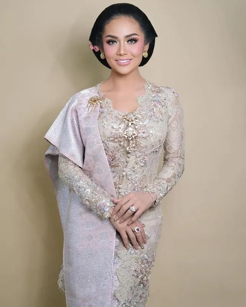 Krisdayanti saat Menjadi Juri Ajang Pencarian Bakat di Brunei Darussalam. [@krisdayantilemos]