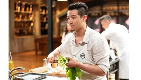 Selain jago memasak, chef kelahiran 4 Desember 1993 ini juga memiliki paras tampan yang sukses memikat hati para kaum Hawa. (FOTO: instagram.com/reynoldpoer)