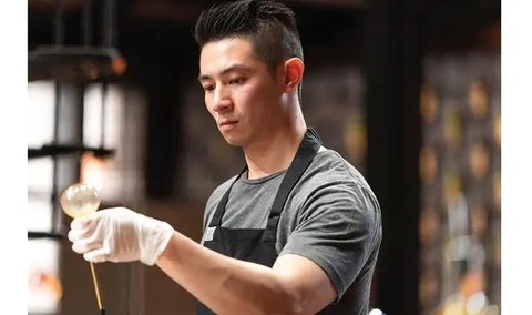 Selain jago memasak, chef kelahiran 4 Desember 1993 ini juga memiliki paras tampan yang sukses memikat hati para kaum Hawa. (FOTO: instagram.com/reynoldpoer)