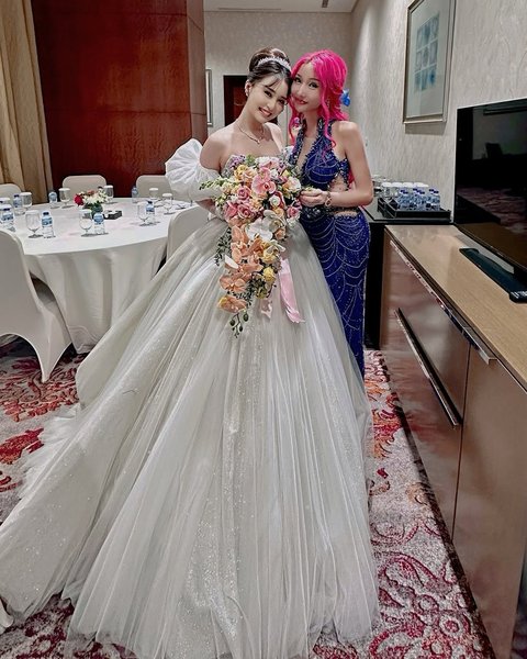 Potret Lucinta Luna di Pernikahan Vincent-Vior, Tampil Menyala dengan Rambut Pink