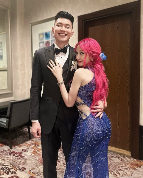 Potret Lucinta Luna di Pernikahan Vincent-Vior, Tampil Menyala dengan Rambut Pink