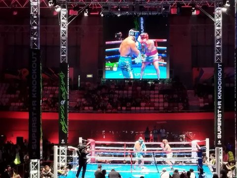 Momen Bobby Saputra menang TKO atas Onadio Leonardo di laga Superstar Knockout Vol. 2. (Abdul Aziz/Bola.com)
