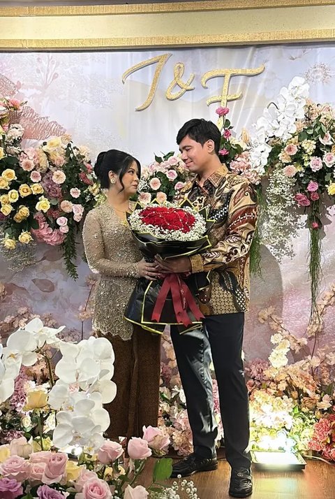 Potret Lamaran Frans Faisal dan Indah Tri Pertiwi (Sumber: Instagram/fransfaisal_)