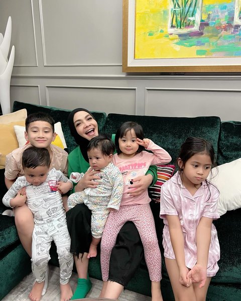 7 Potret Rieta Amilia Bareng Kelima Cucunya, Netizen Salfok Rafathar Jahil ke Rayanza